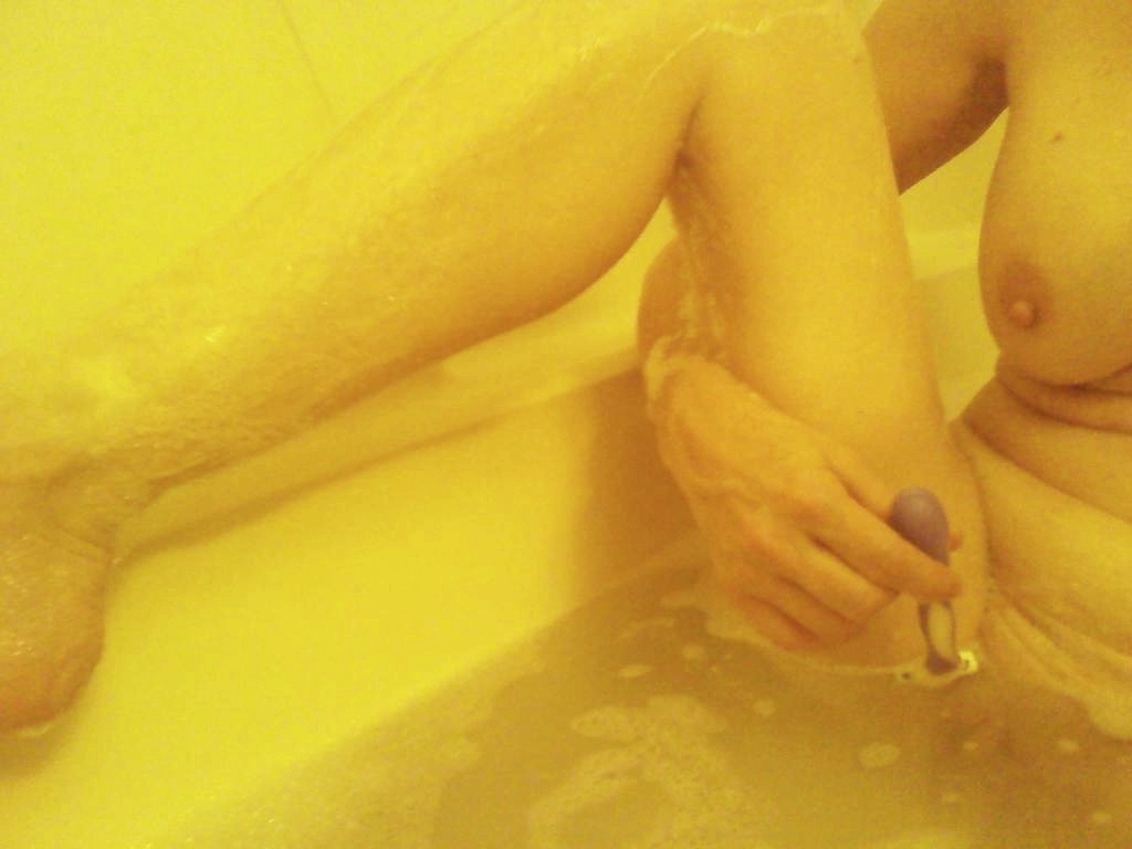 My wife relaxes and shaves her pussy in the bath — 25