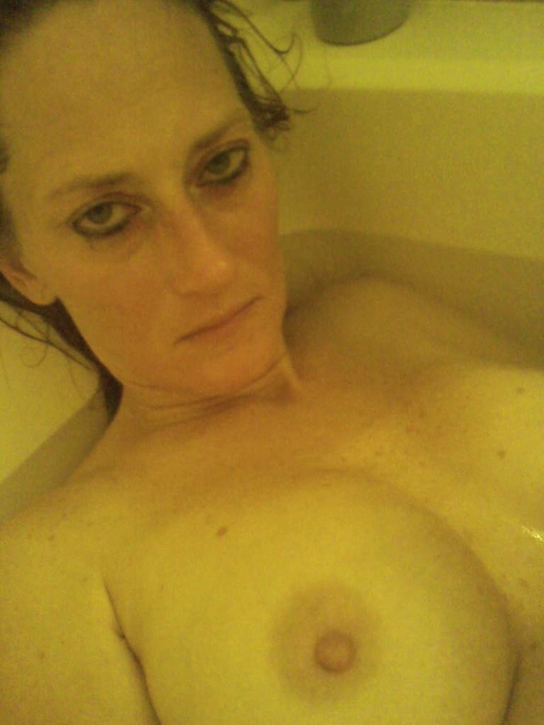 My wife relaxes and shaves her pussy in the bath — 6