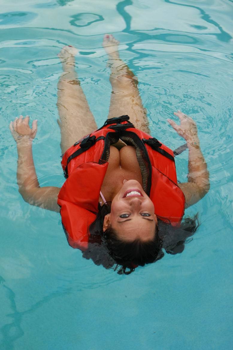 Alicia put life-jacket — 10
