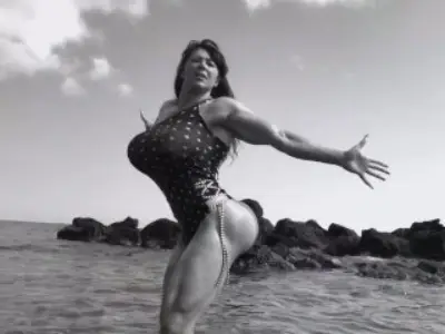 Muscle girl humiliates the voyeurs